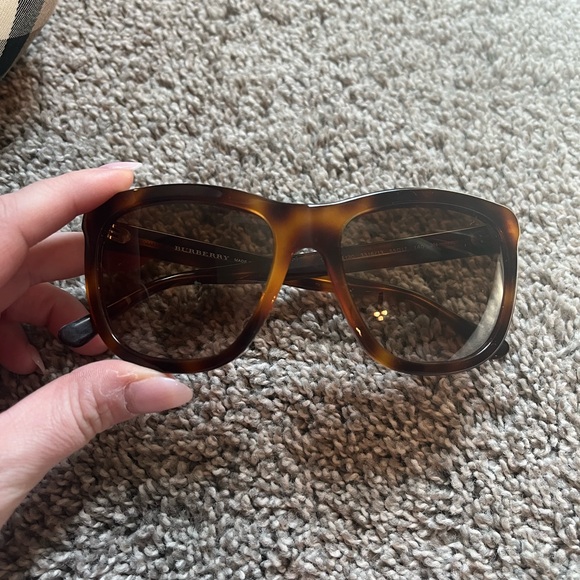 Burberry Women’s Sunglasses + Case - Picture 7 of 7